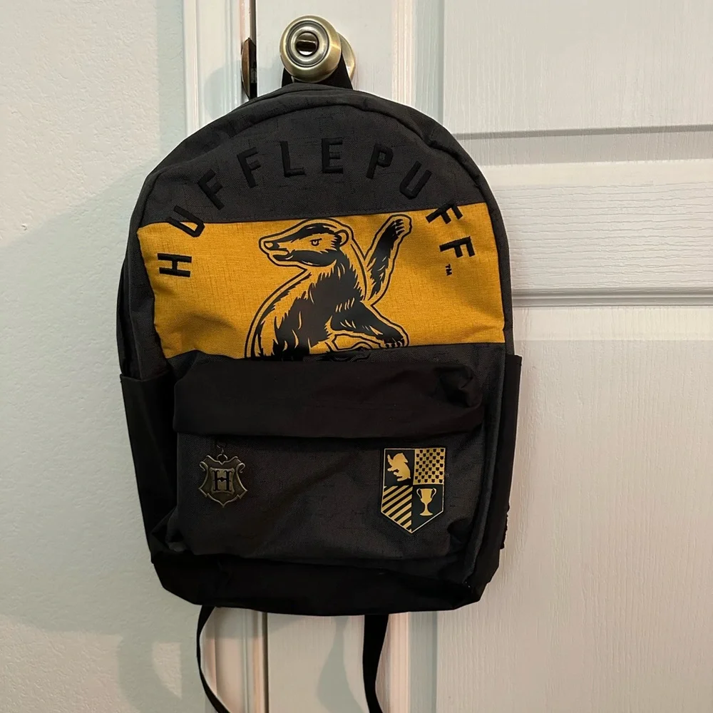 🦡 Harry Potter Hufflepuff Backpack +FREE GIFT! - Picture 4 of 6